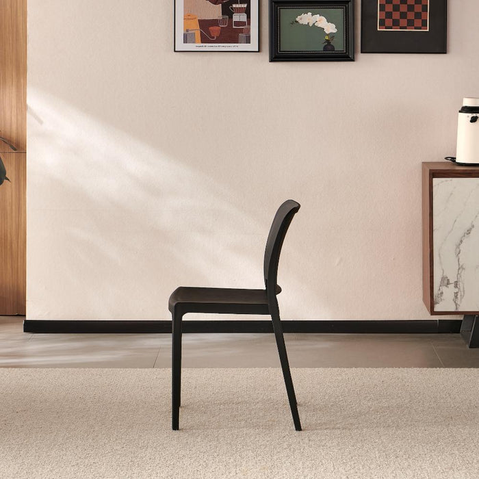 Silla Triveca, Negro, Con espaldar cerrado y diseño minimalista